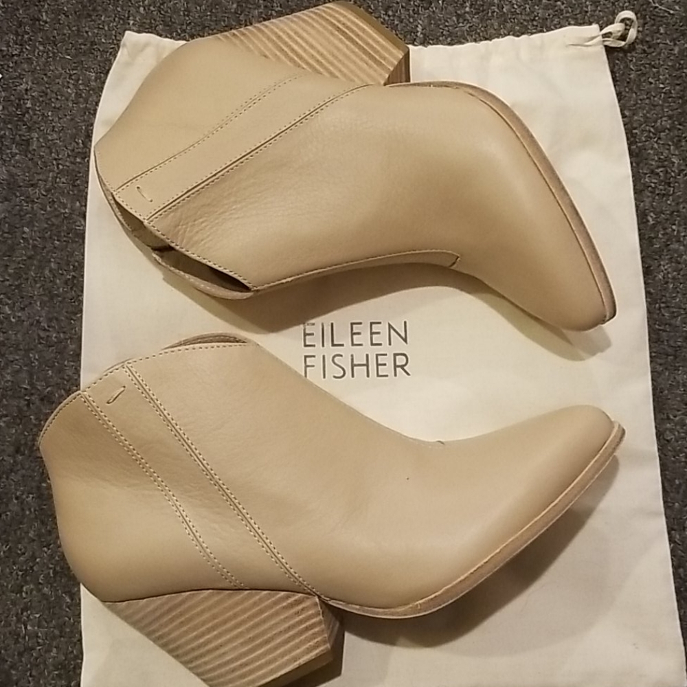 Eileen Fisher size 8.5 Zip boots New Creamy Tan